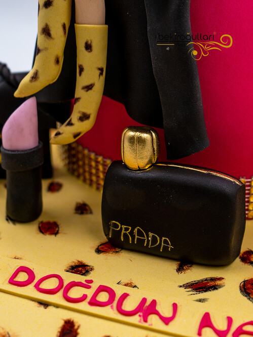 Siyah Elbiseli Kadın Figür Konsept Pasta