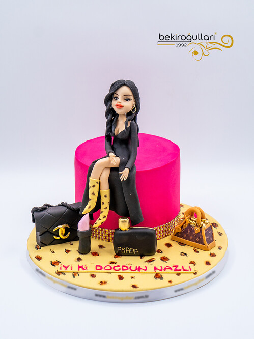 Siyah Elbiseli Kadın Figür Konsept Pasta