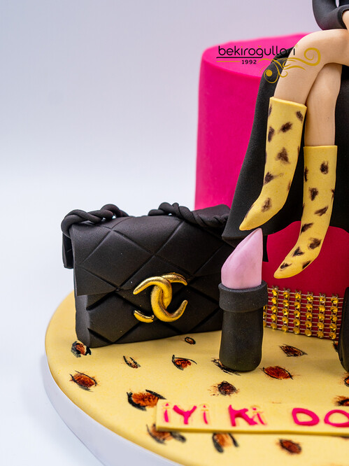 Siyah Elbiseli Kadın Figür Konsept Pasta