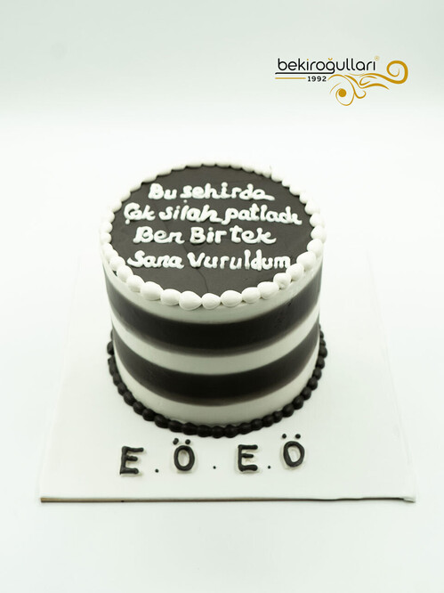 Siyah ve Beyaz Naked Konsept Pasta