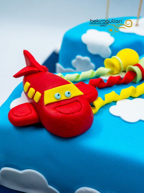 Uçak ve Erkek Figürlü 2 Yaş Pasta