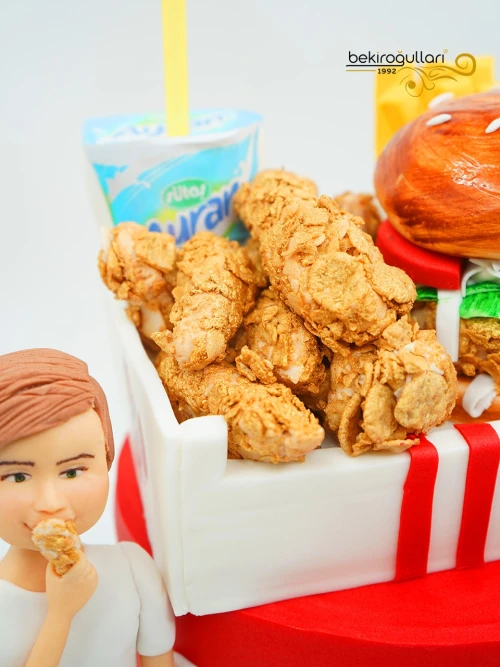 Atıştırmalık Ve Erkek Çocuk Figür Butik Pasta