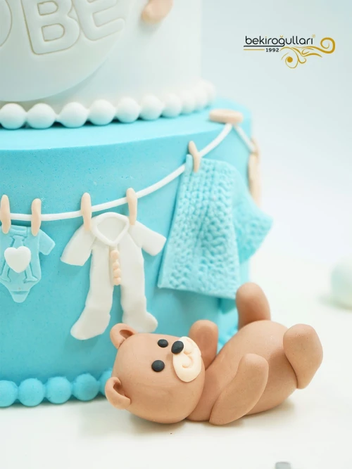 Ayı ve Taç Detaylı Butik Pasta