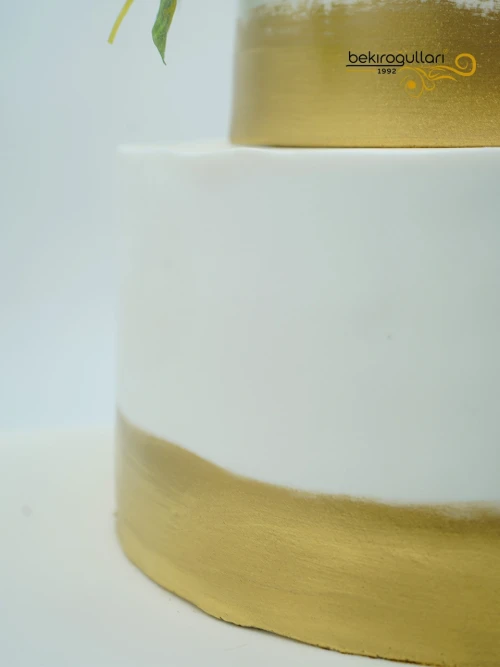 Beyaz Çiçek Ve Gold Detay Tasarım Pasta