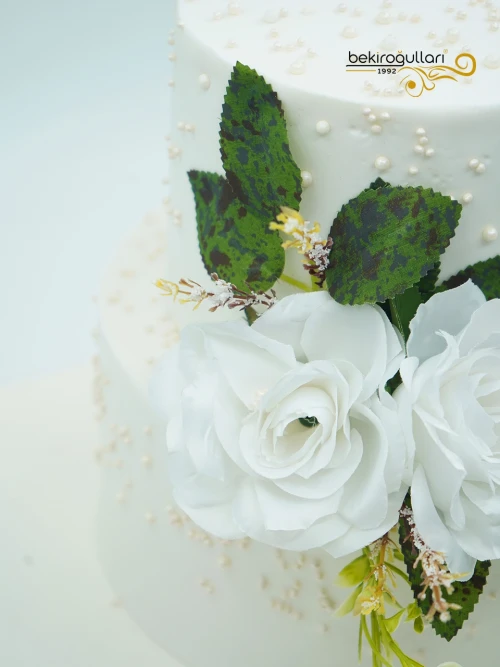 Beyaz Çiçek Ve İnci Detay Pasta