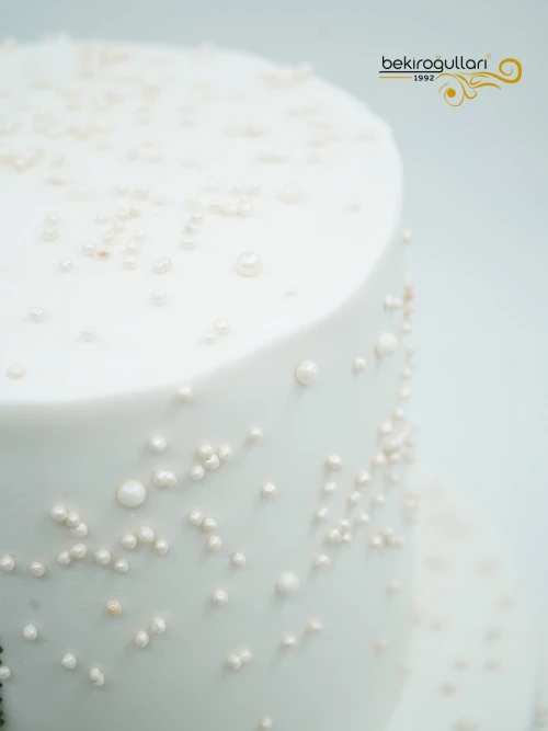 Beyaz Çiçek Ve İnci Detay Pasta