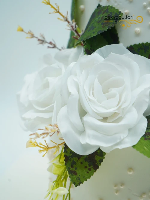 Beyaz Çiçek Ve İnci Detay Pasta