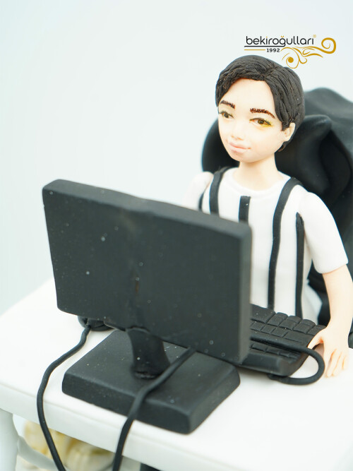 Bilgisayar Detaylı Erkek Figür Pasta