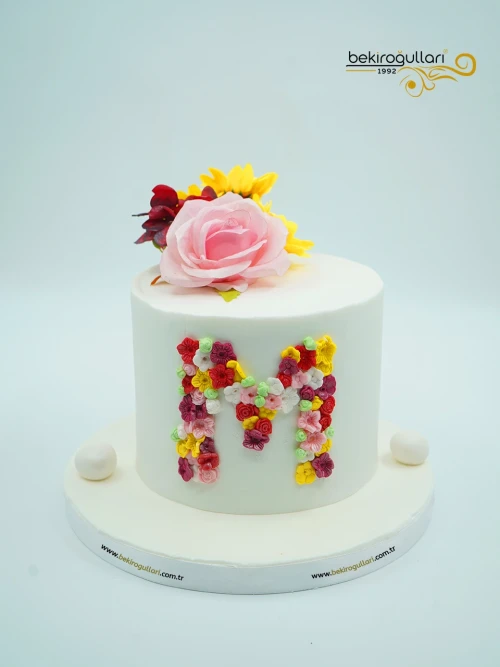 Çiçek Süsleme Ve Harf Detaylı Butik Pasta