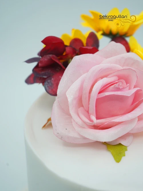 Çiçek Süsleme Ve Harf Detaylı Butik Pasta