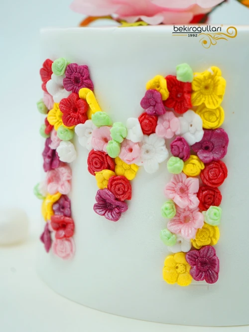 Çiçek Süsleme Ve Harf Detaylı Butik Pasta