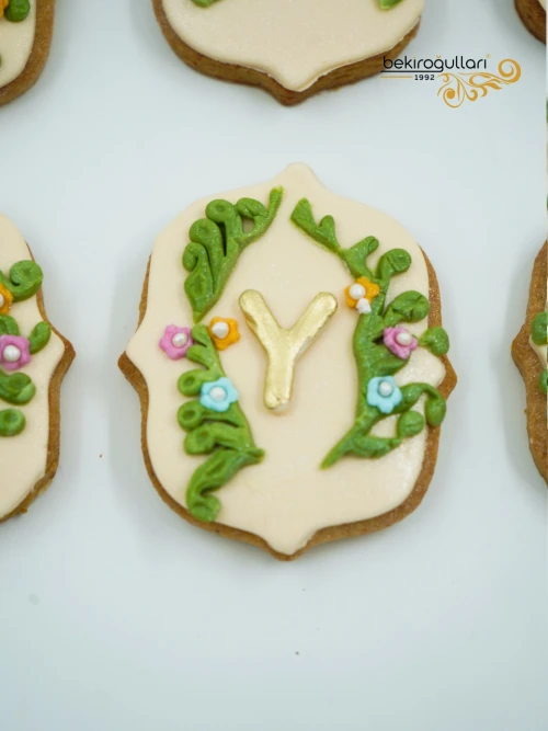 Çiçek Süslemeli Harf Detay Kurabiye