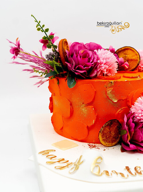 Çiçek Süslemeli Sıvama Pasta