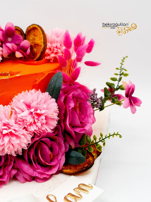 Çiçek Süslemeli Sıvama Pasta