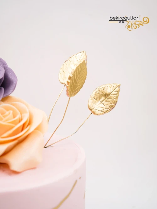 Çiçek Ve Gold Detay Butik Pasta