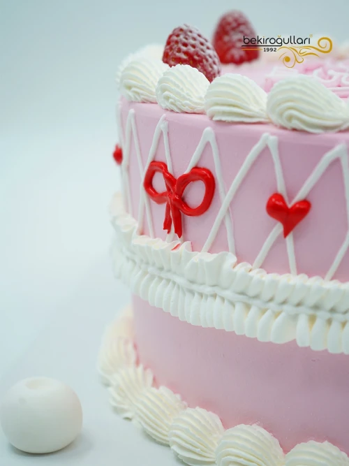 Çilek Süslemeli Naked Cake