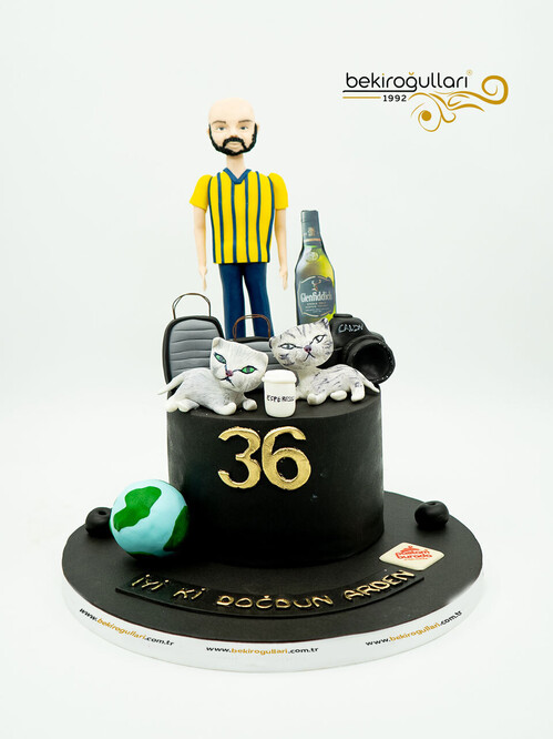 Erkek Figür ve Kedi Pasta