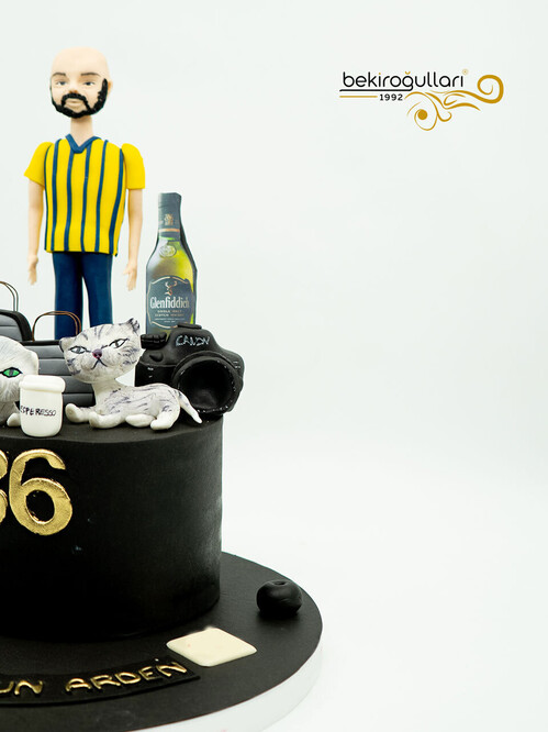 Erkek Figür ve Kedi Pasta