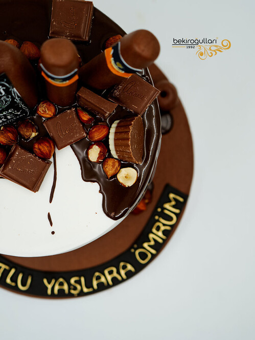 Fındık Süslemeli Butik Pasta