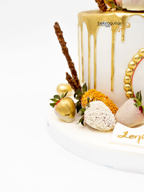 Gold Çilek Süslemeli Konsept Pasta