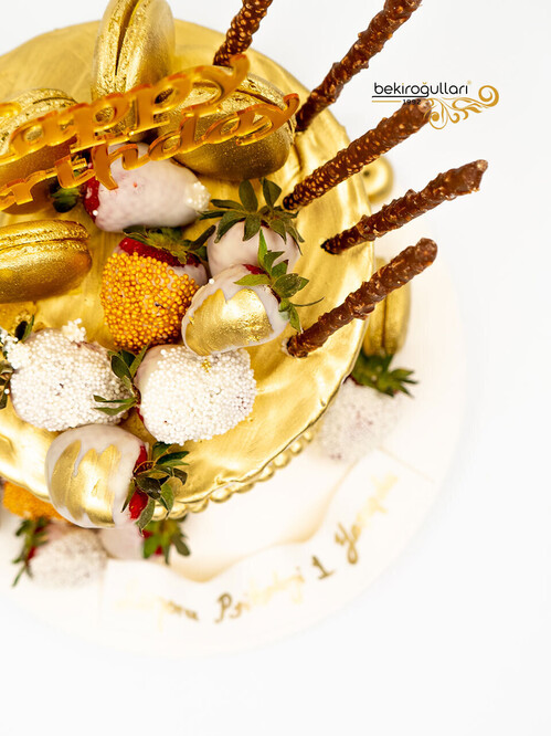 Gold Çilek Süslemeli Konsept Pasta