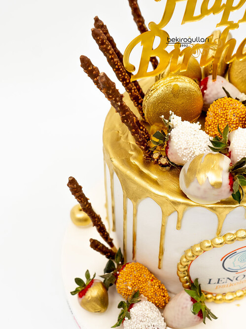 Gold Çilek Süslemeli Konsept Pasta