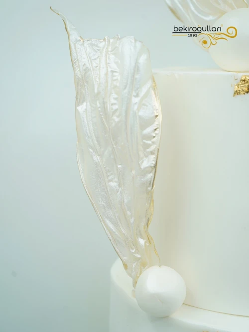 Gold Detay Beyaz Butik Pasta