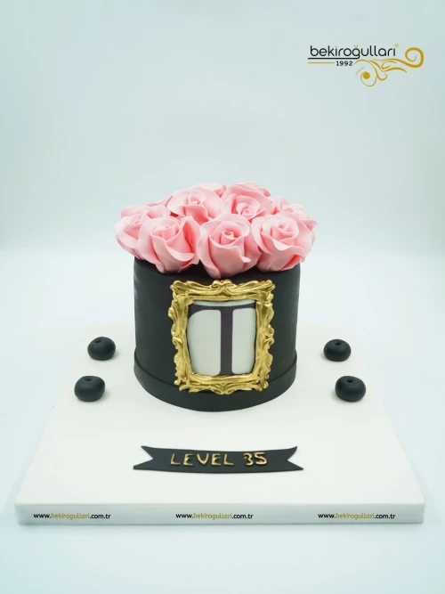 Gül Detaylı Butik Pasta