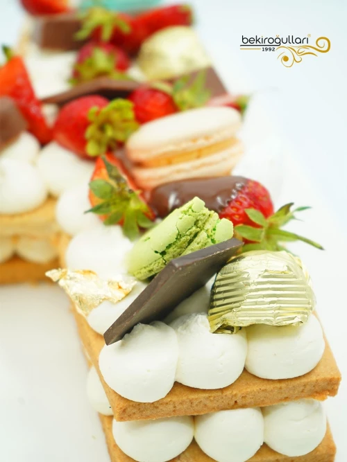 H Harfi Meyveli Kurabiye Pasta