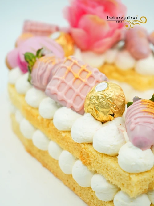 Kalp Temalı Kurabiye Pasta