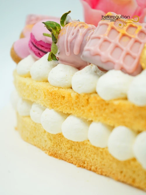 Kalp Temalı Kurabiye Pasta