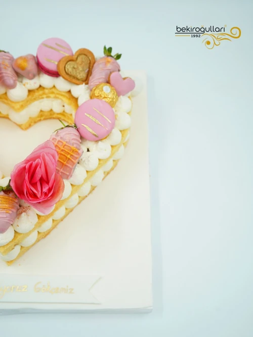 Kalp Temalı Kurabiye Pasta