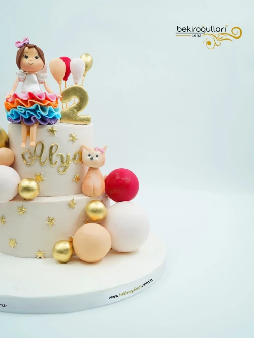 Kedi ve Kız Çocuk Pasta