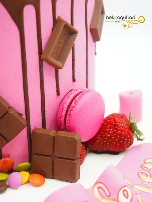 Kız Figür ve Makaron Pasta