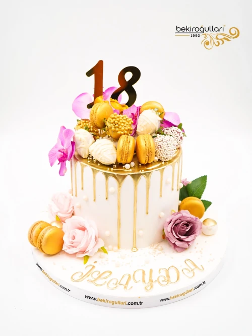 Makaron Ve Çiçek Süslemeli Tasarım Pasta