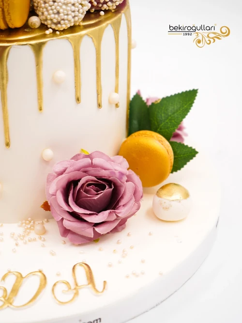 Makaron Ve Çiçek Süslemeli Tasarım Pasta