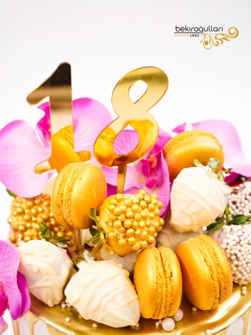 Makaron Ve Çiçek Süslemeli Tasarım Pasta