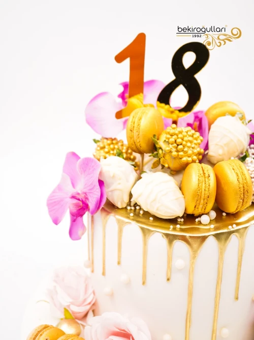 Makaron Ve Çiçek Süslemeli Tasarım Pasta