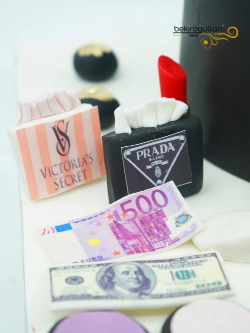 Makyaj Malzeme ve Kadın Figür Butik Pasta