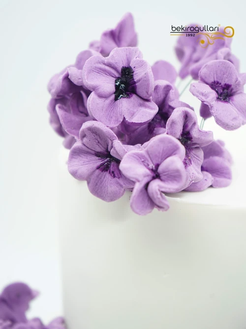 Mor Çiçekli Tasarım Pasta