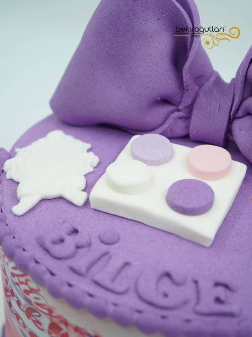 Mor Süslemeli Barbie Butik Pasta