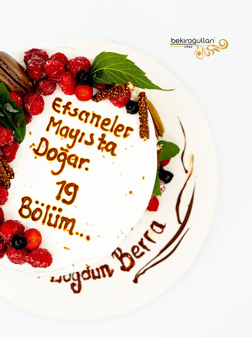 Orman Meyveli Süslemeli Pasta