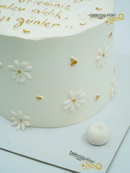 Papatya Süslemeli Naked Cake