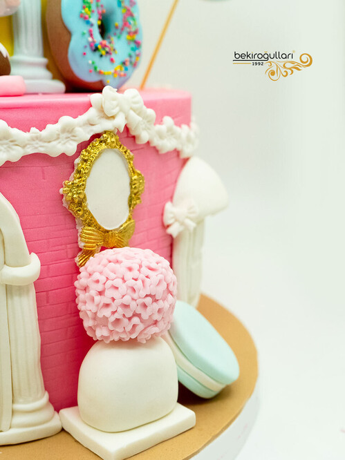 Renkli Şekerleme Süslemeli Pasta