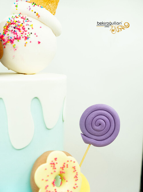 Renkli Şekerleme Süslemeli Pasta