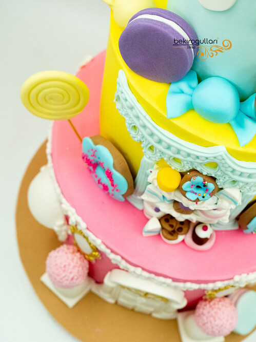 Renkli Şekerleme Süslemeli Pasta