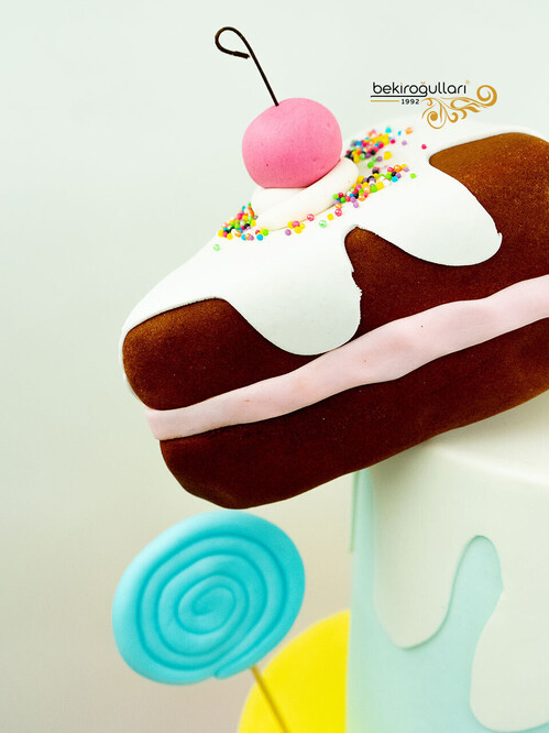 Renkli Şekerleme Süslemeli Pasta