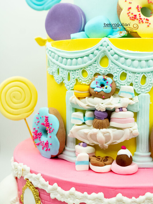 Renkli Şekerleme Süslemeli Pasta