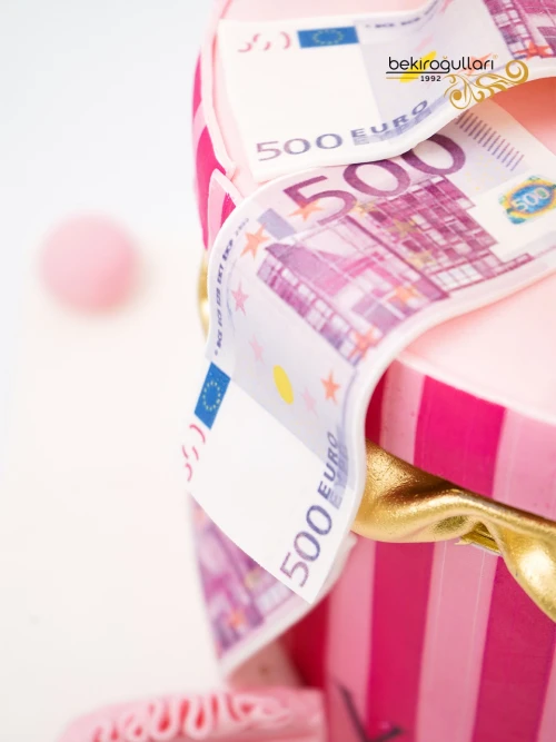 Sarı Saçlı Kadın Figürlü Konsept Pasta