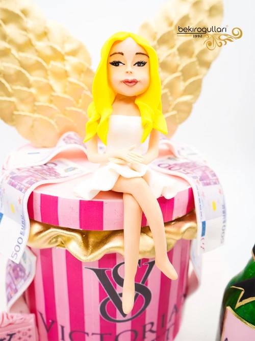 Sarı Saçlı Kadın Figürlü Konsept Pasta